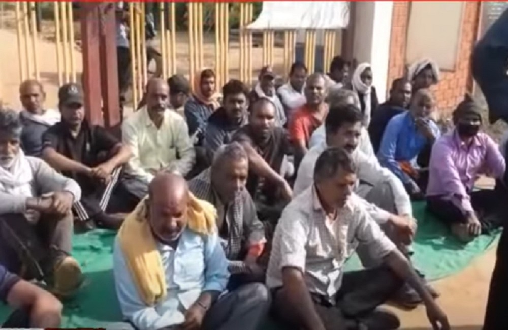 रीवाः सोलर पावर प्लांट के गेट पर बैठे कर्मचारी, मांग रहे बकाया 6 माह का वेतन रीवाः सोलर पावर प्लांट के गेट पर बैठे कर्मचारी, मांग रहे बकाया 6 माह का वेतन